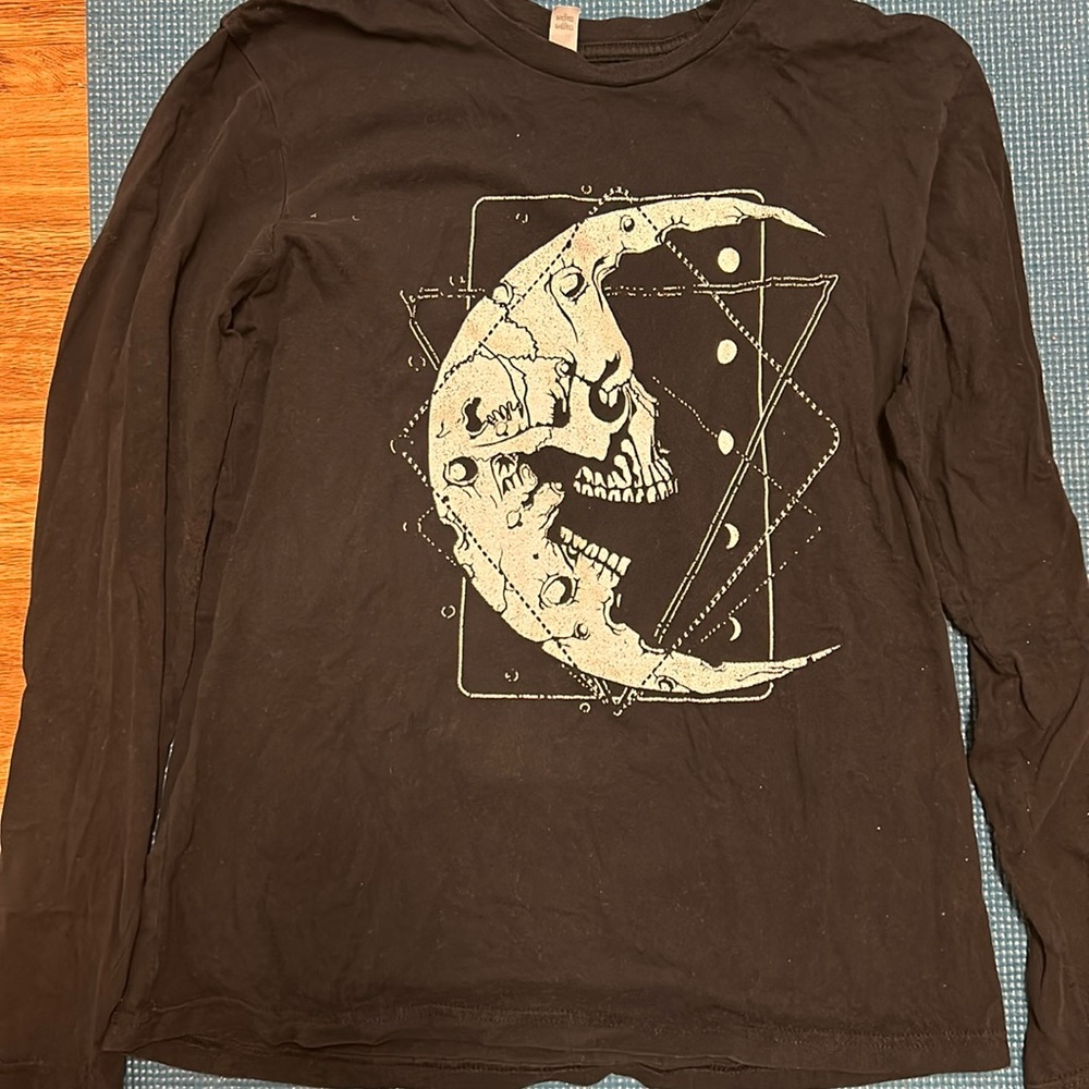 Medium long sleeve black with white graphic design
